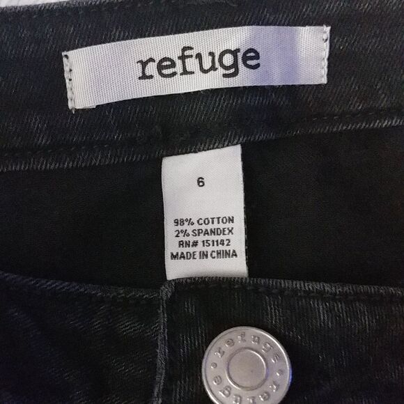 Refuge Shorts - Picture 3 of 3